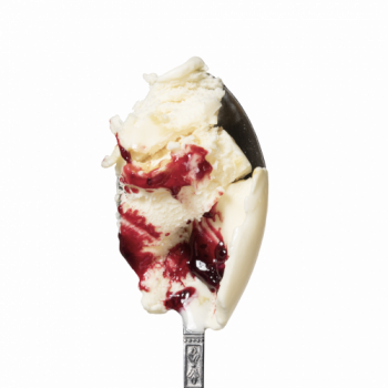 Lody o smaku sernika z czarną porzeczką